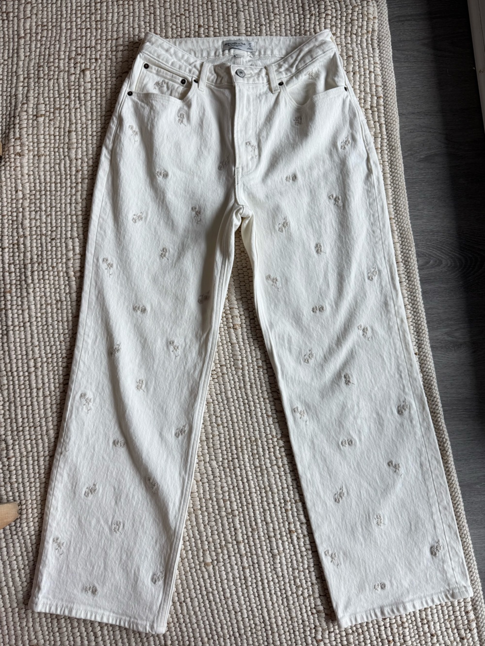 Abercrombie & Fitch Curve Love High Rise The 90’s Relaxed Jean Flower Embroidery